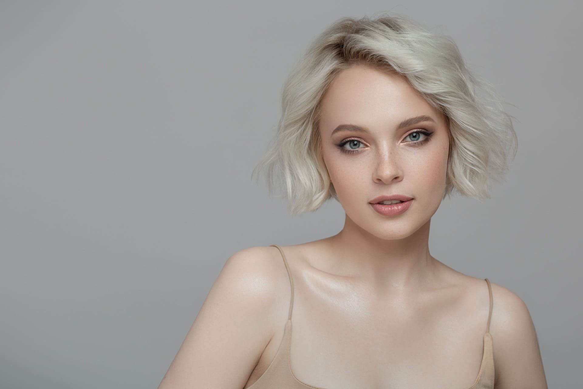 Portret młodej kobiety z krótkimi, falowanymi jasny blond włosami